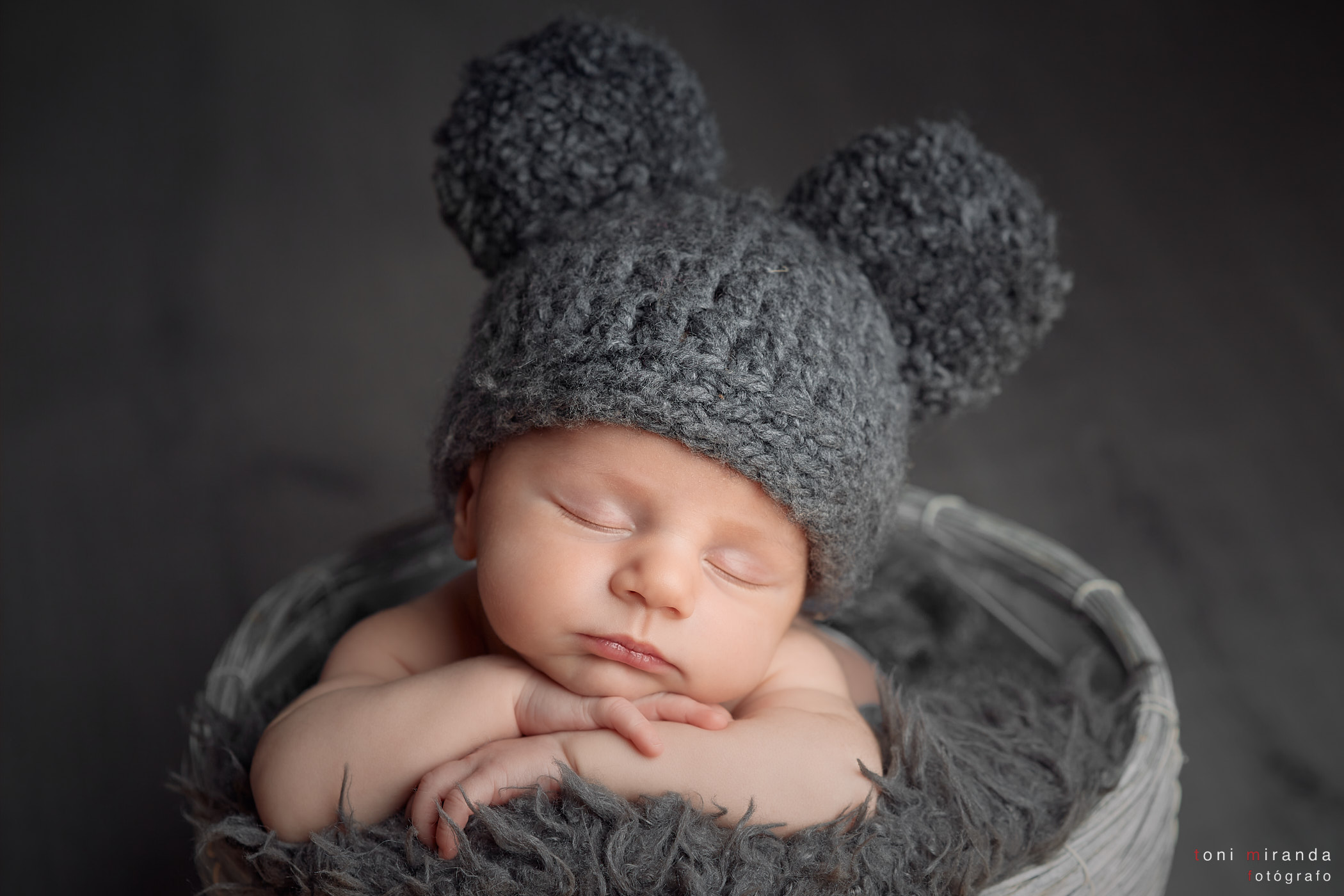 bebe durmiendo en cestita con gorro