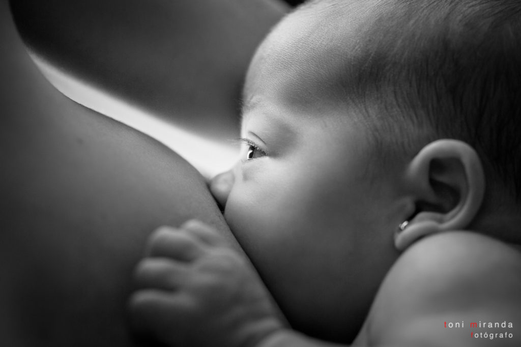 Mama dando del pecho a su bebe recién nacidoo
