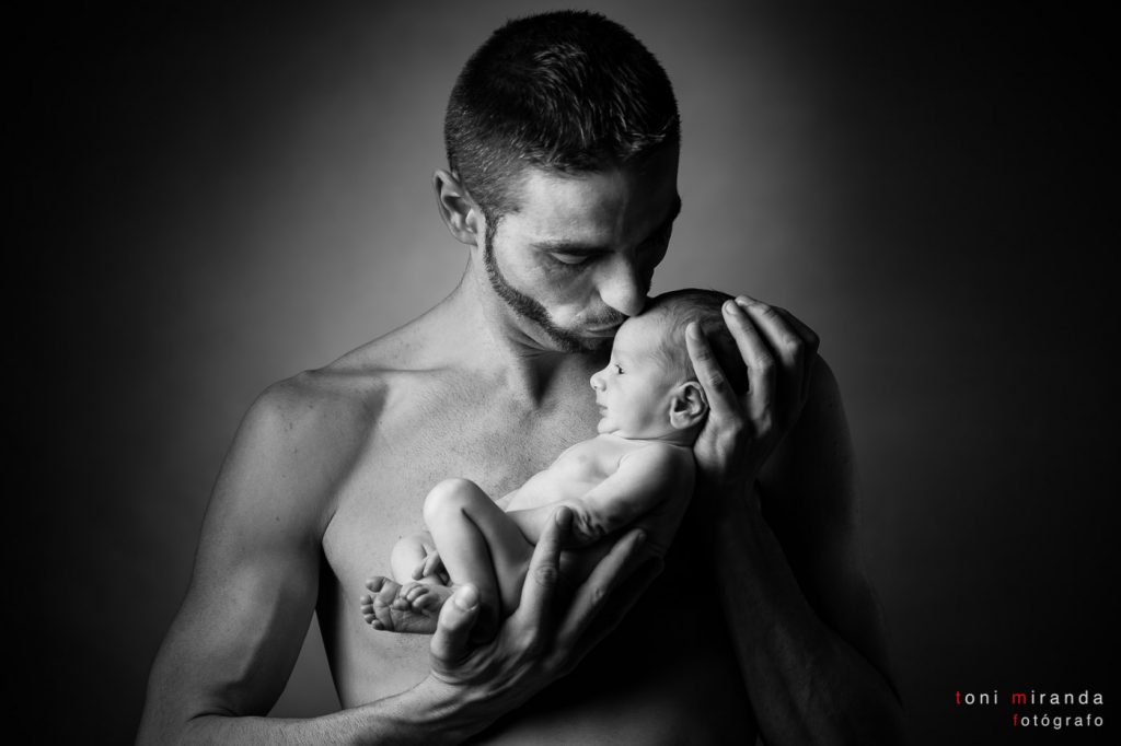 bebe recien nacido en sesion fotografica con su padre