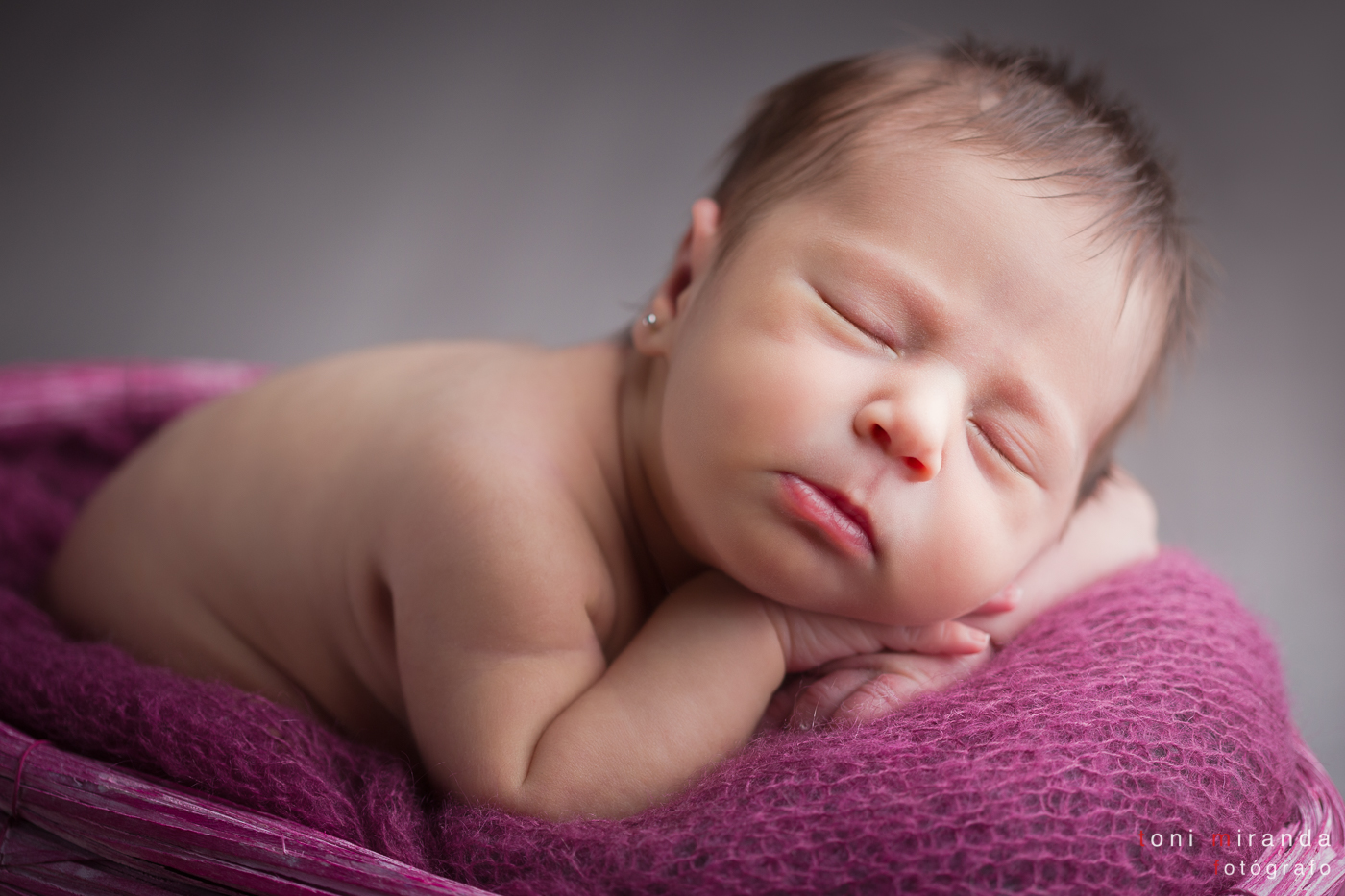 beba durmiendo en cestita rosa