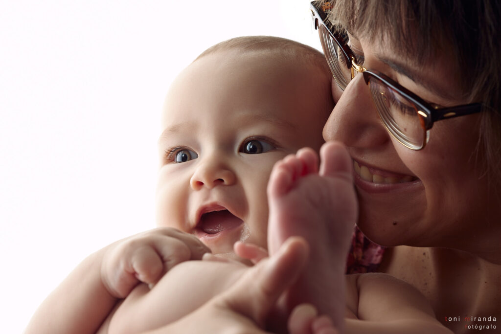 bebe sonriendo en sesion con su mama