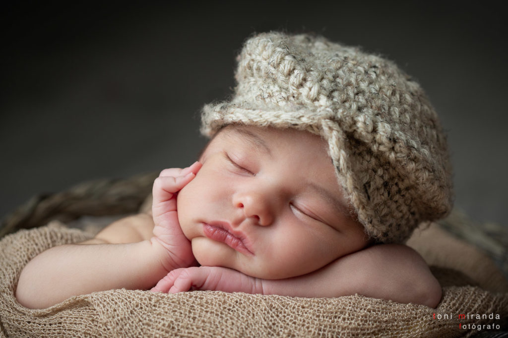 bebe-durmiendo-estudio-alcoy-gorrito-atrezzo