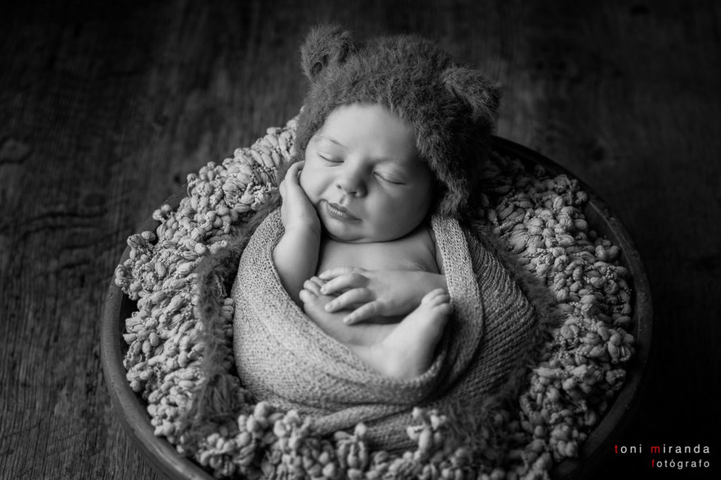 New born durmiendo envuelto en manta