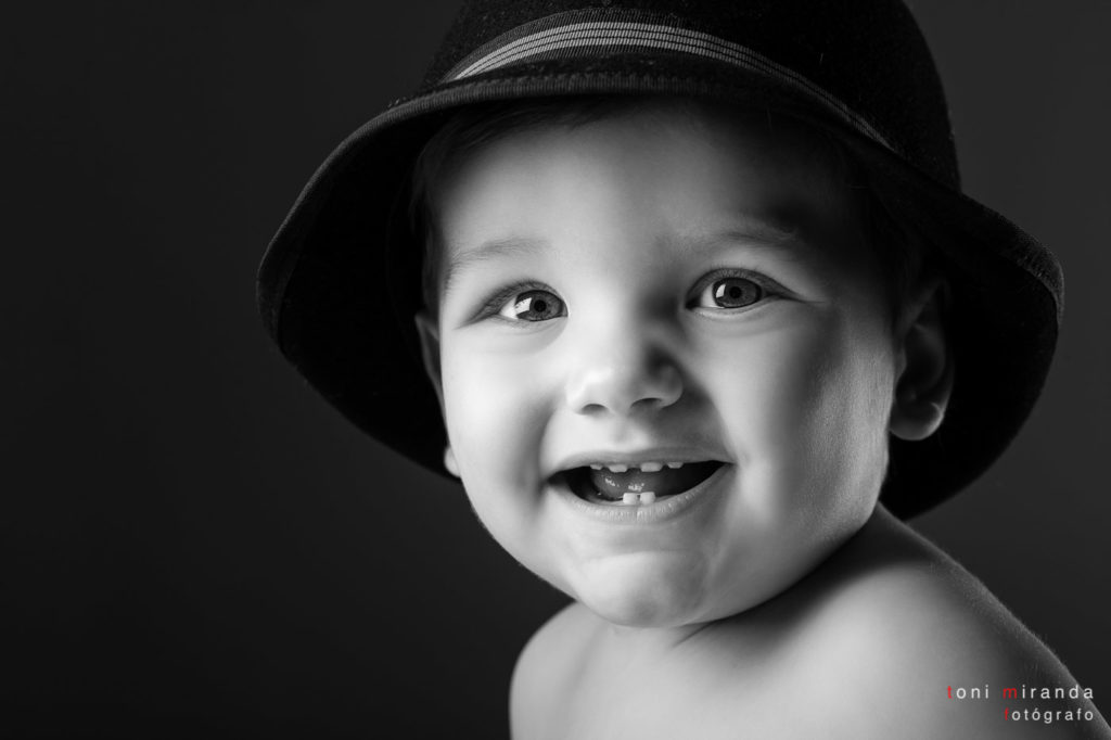 Niño sonriendo con gorro en reportaje infantil y de familia en estudio