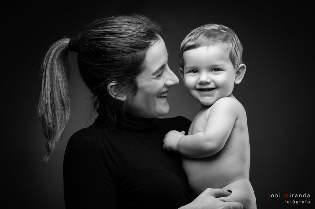 Bebe junto a su mama en sesion infantil en estudio