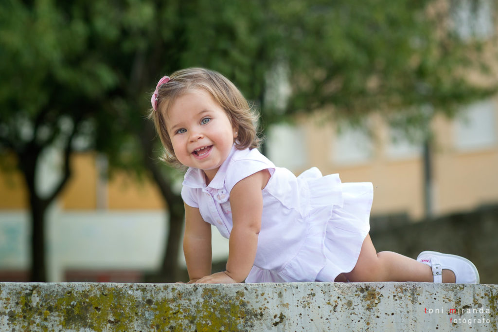 Martina gateando en su sesion de exteriores