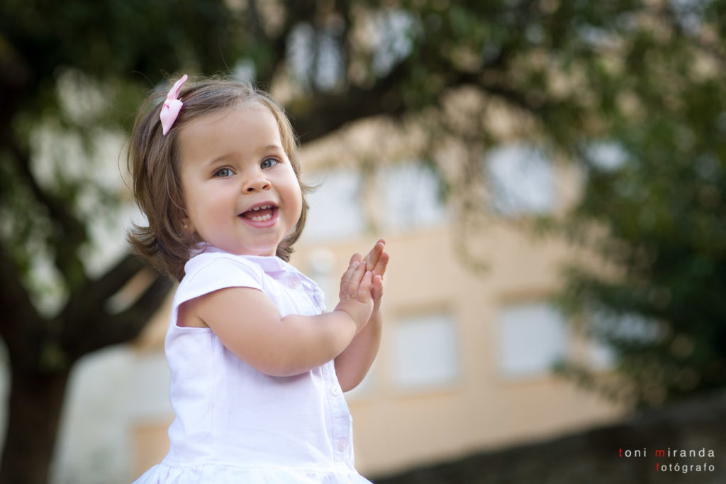 Niña dando palmas en sesion fotografica en exteriores