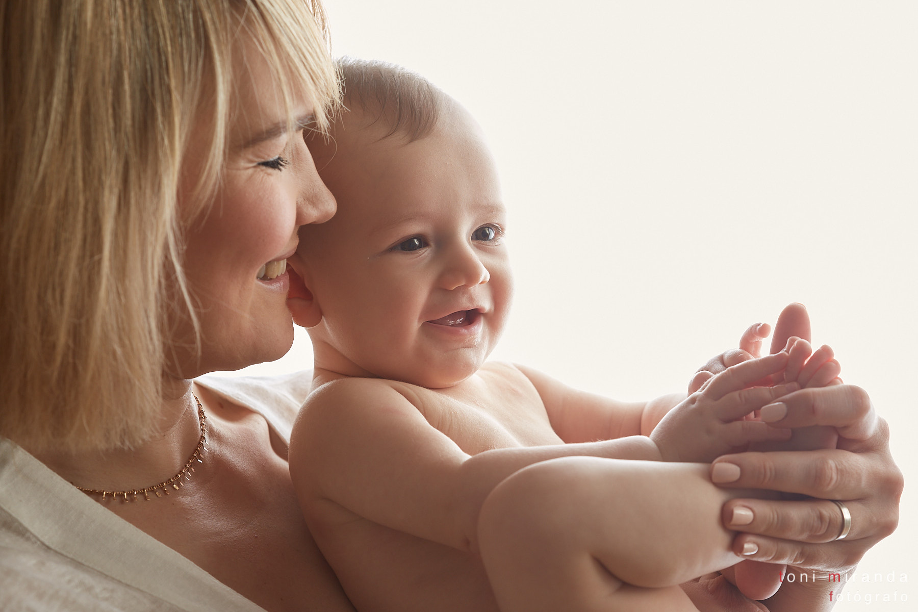 bebe en brazos de mama